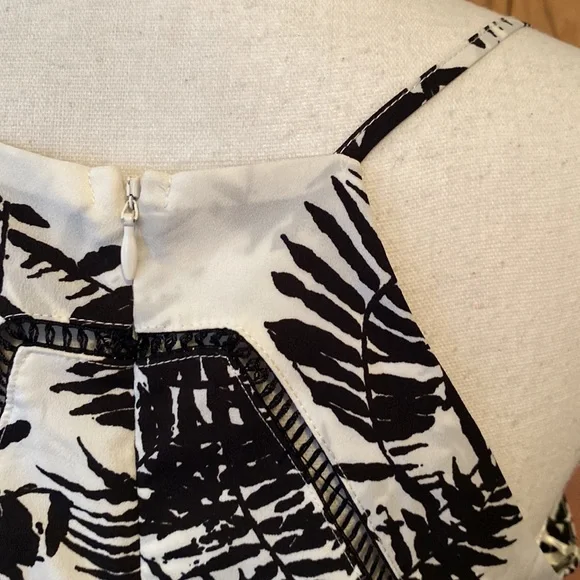NEW BLACK AND WHITE PALM LEAF DESIGN MAXI HALTER DRESS BODICE CUT OUT SIZE MED - Picture 8 of 11